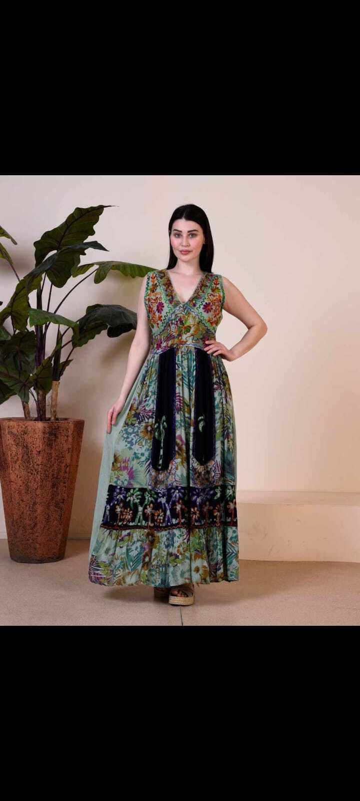 İpek Kat Yakası İşlemeli Elbise