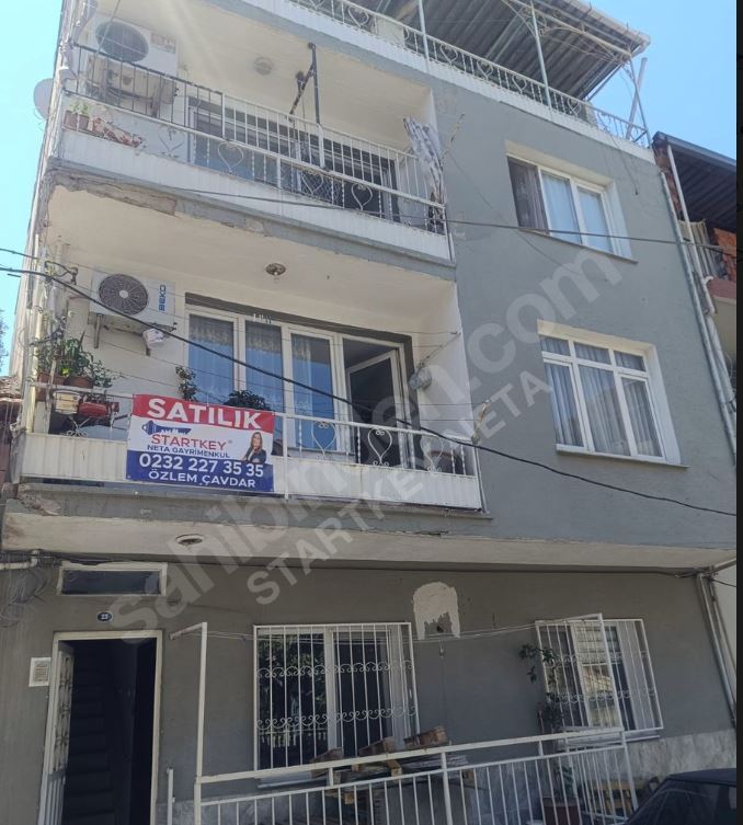 Konak İsmet Paşa Mahallesi'nde Komple Satılık Bina 3 katlı