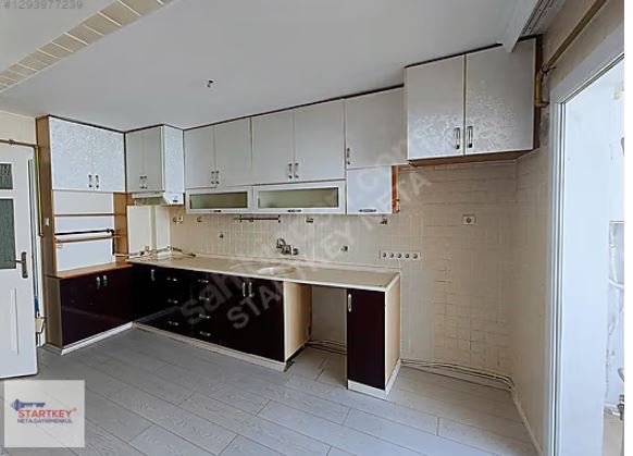 Bostanlı Migros Yan Sokağında Takev Cepheli Kiralık Daire 3+1